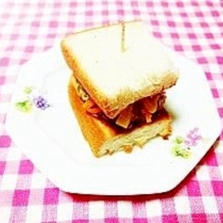 野菜炒めと鶏つくねハンバーグのサンドイッチ